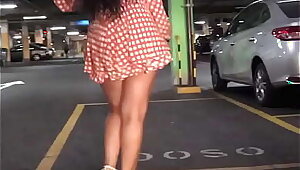 Hotwife gostosa se exibe no estacionamento do shopping para o corno, caminhando de mini saia no estilo catwalk